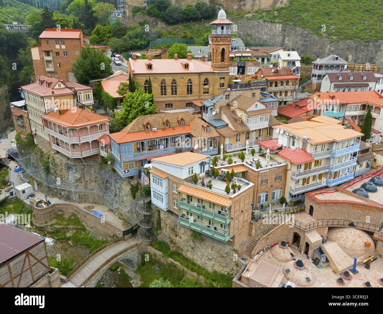 Architettura architettonica versatile su una collina con vista sulla città, vista aerea, quartiere termale Abanotubani, città Vecchia, Tbilisi, Tbilisi, Georgia Foto Stock