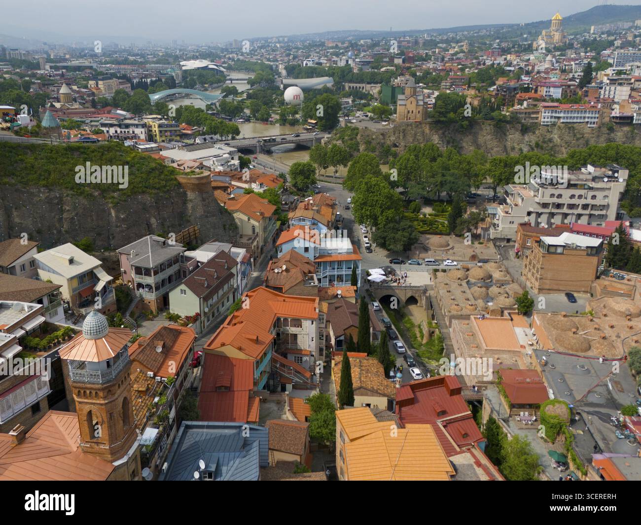 Vista dall'alto della città con fiume, colline e contrasti tra natura e architettura, vista aerea, città vecchia, fiume Kura, Tbilisi, Tbilisi, Geor Foto Stock