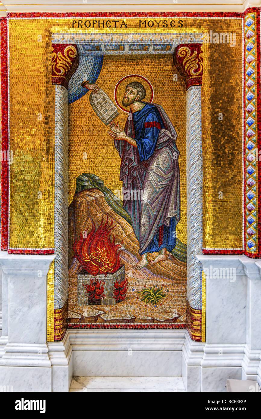 Mosè, nuova Cappella dell'Adorazione con mosaici e marmo in stile bizantino, basilica barocca di San Giorgio del 1672 con magnifici interni, Victoria, G. Foto Stock