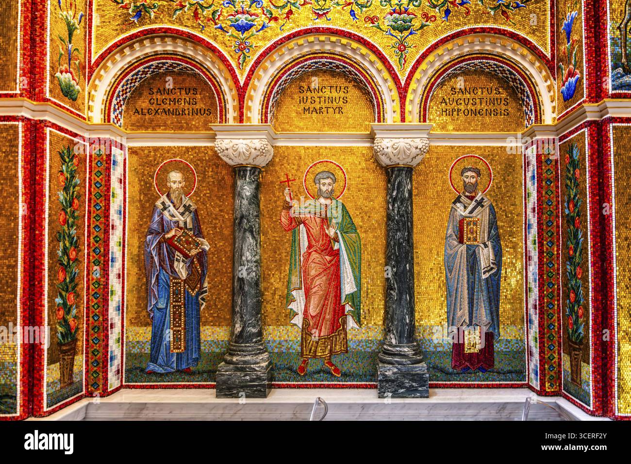 Nuova Cappella dell'Adorazione con mosaici e marmo in stile bizantino, basilica barocca di San Giorgio del 1672 con magnifici interni, Victoria, Gozo, ma Foto Stock