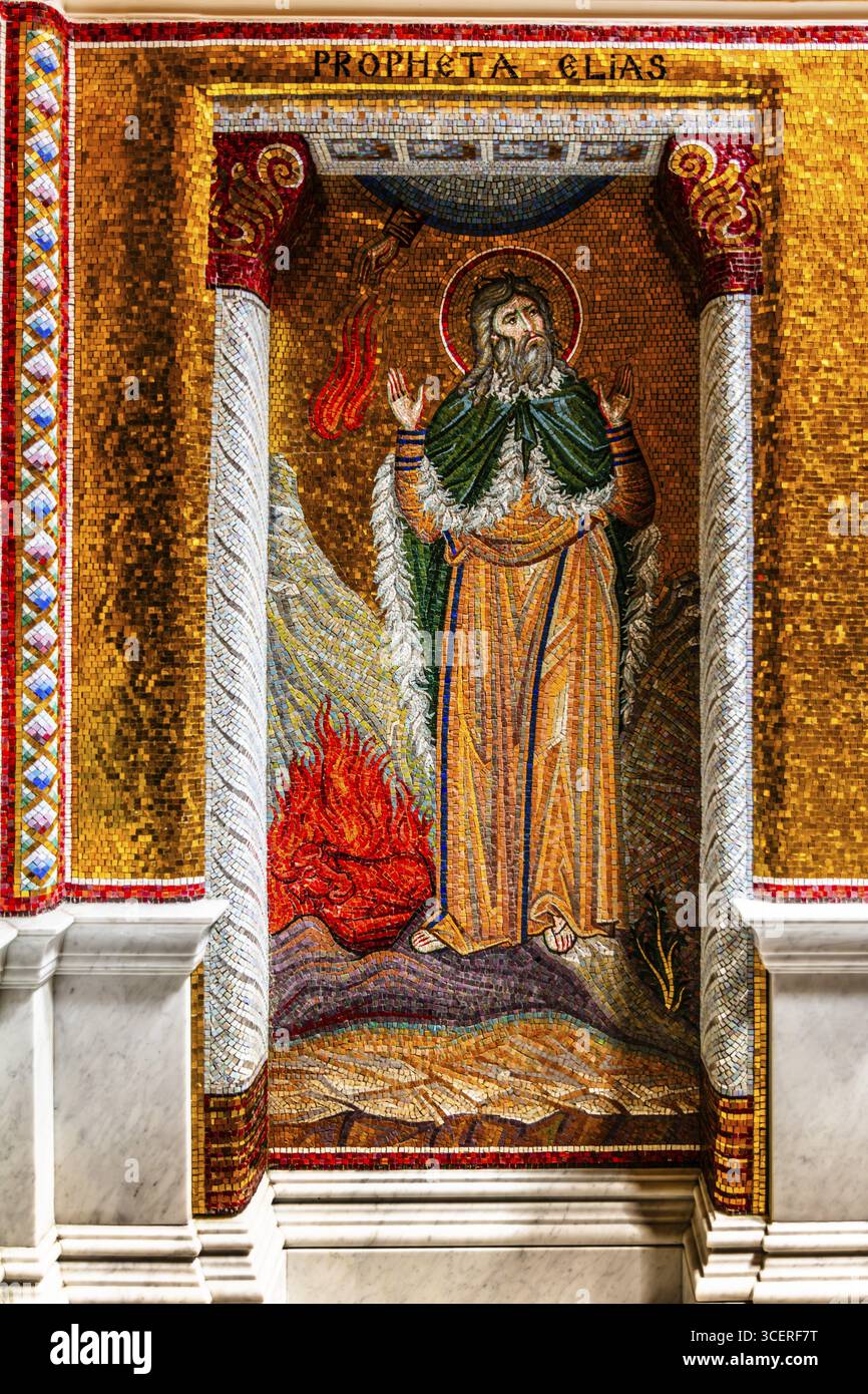 Sant'Elia, nuova Cappella dell'Adorazione con mosaici e marmo in stile bizantino, basilica barocca di San Giorgio del 1672 con magnifici interni, Victoria Foto Stock