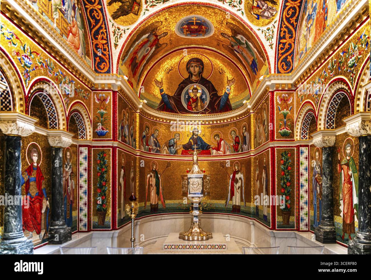 Nuova Cappella dell'Adorazione con mosaici e marmo in stile bizantino, basilica barocca di San Giorgio del 1672 con magnifici interni, Victoria, formerl Foto Stock