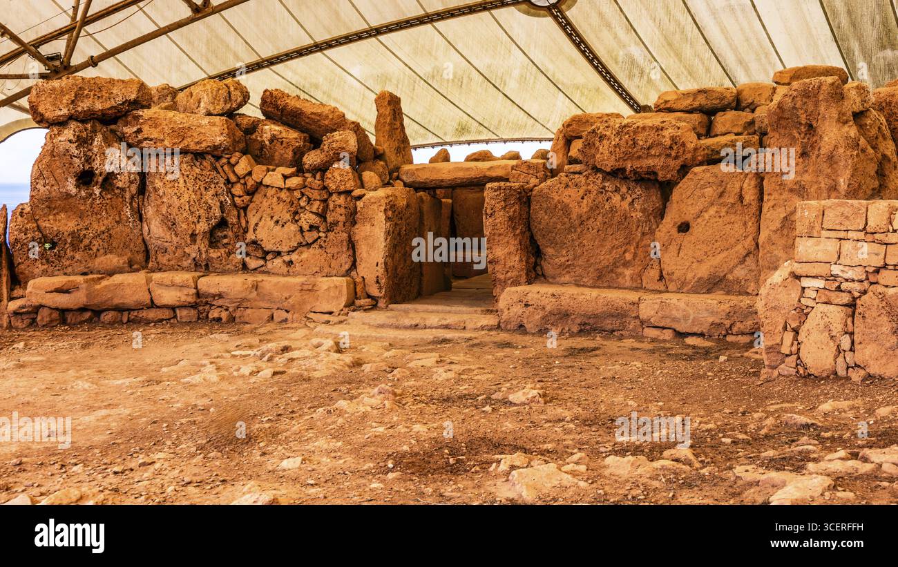 Ingresso al tempio ovest. Tempio megalitico di Mnajdra con la tipica struttura a cinque parti a forma di foglia d'acero e un tempio a tre parti più antico separato Foto Stock