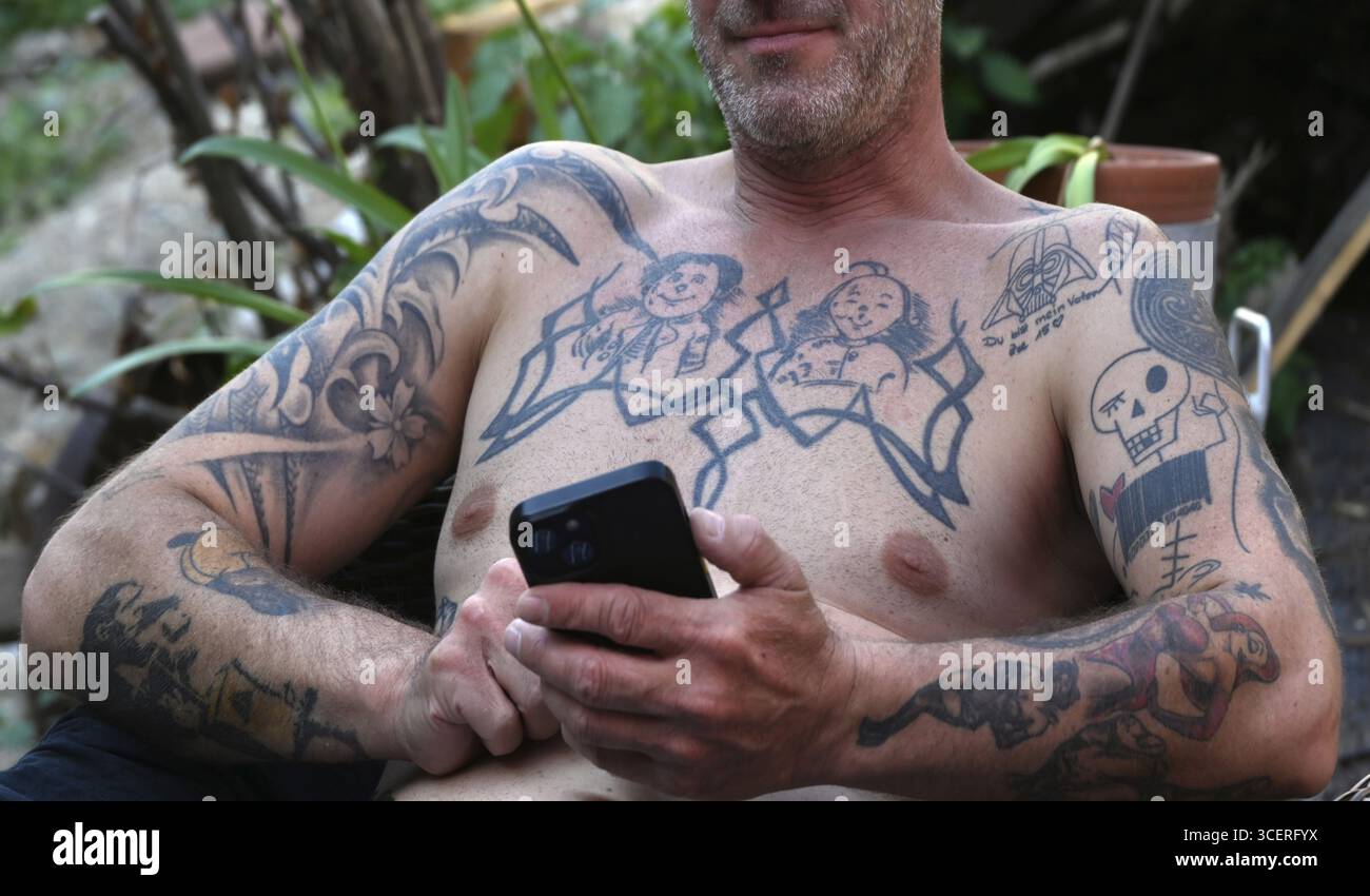 Tatuaggi sul petto e sulle braccia di un giovane, Baden-Wuerttemberg, Germania Foto Stock