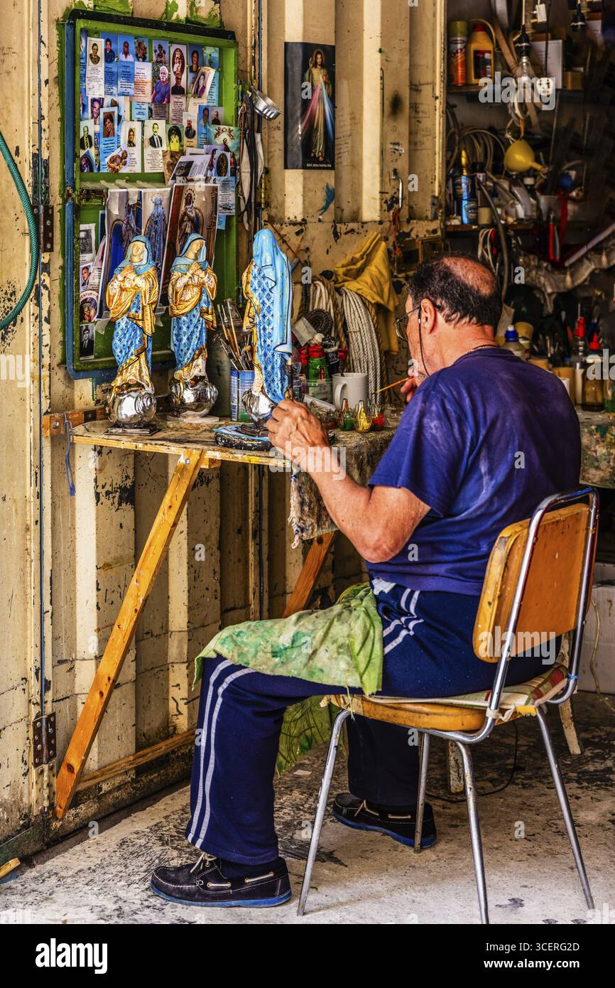Artigiani che realizzano statue di santi, la città vecchia di Rabat, una delle città più affascinanti di Malta Foto Stock