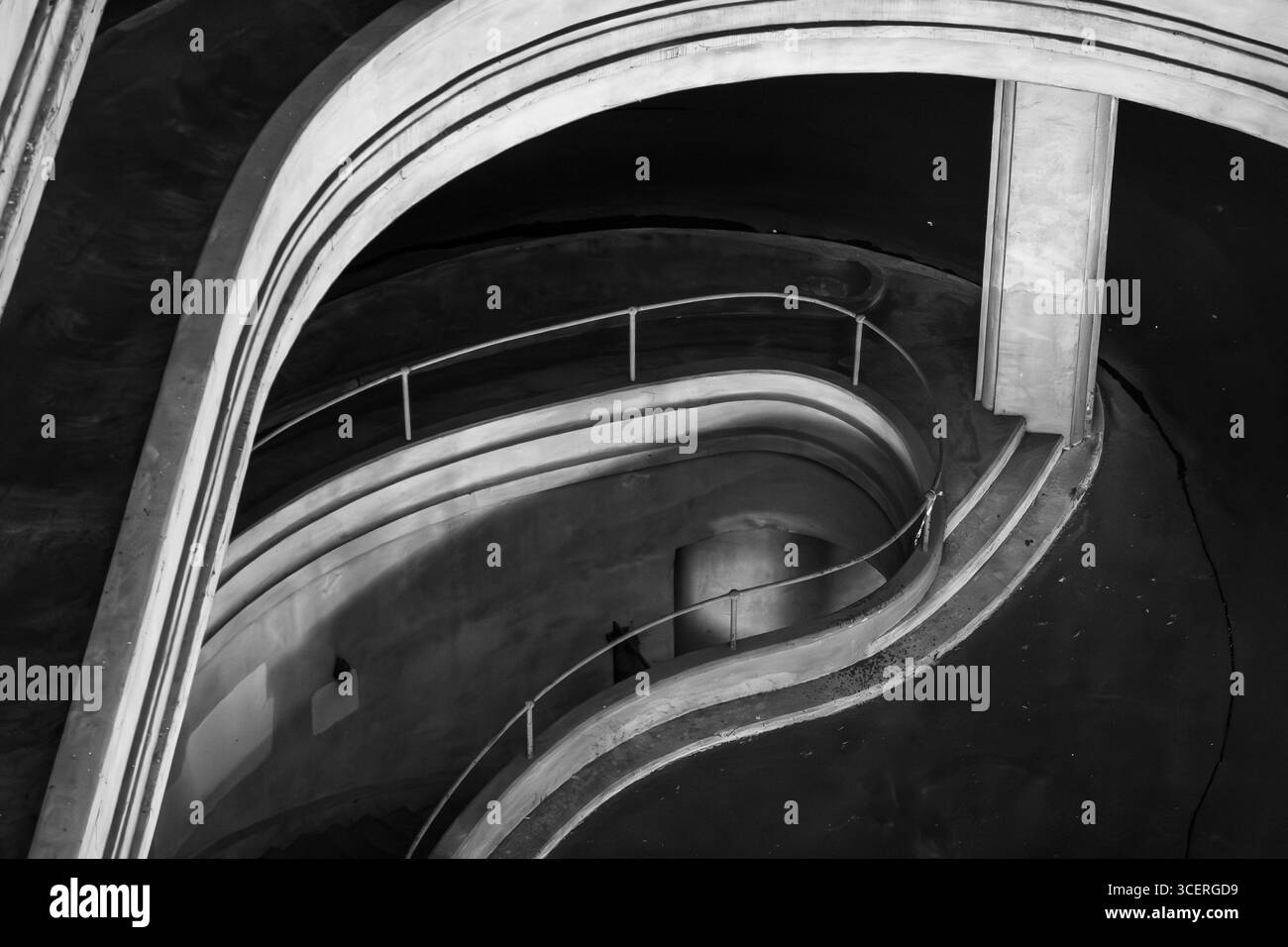 Rappresentazione monocromatica di una struttura architettonica caratterizzata da curve morbide e un design minimalista. Foto Stock