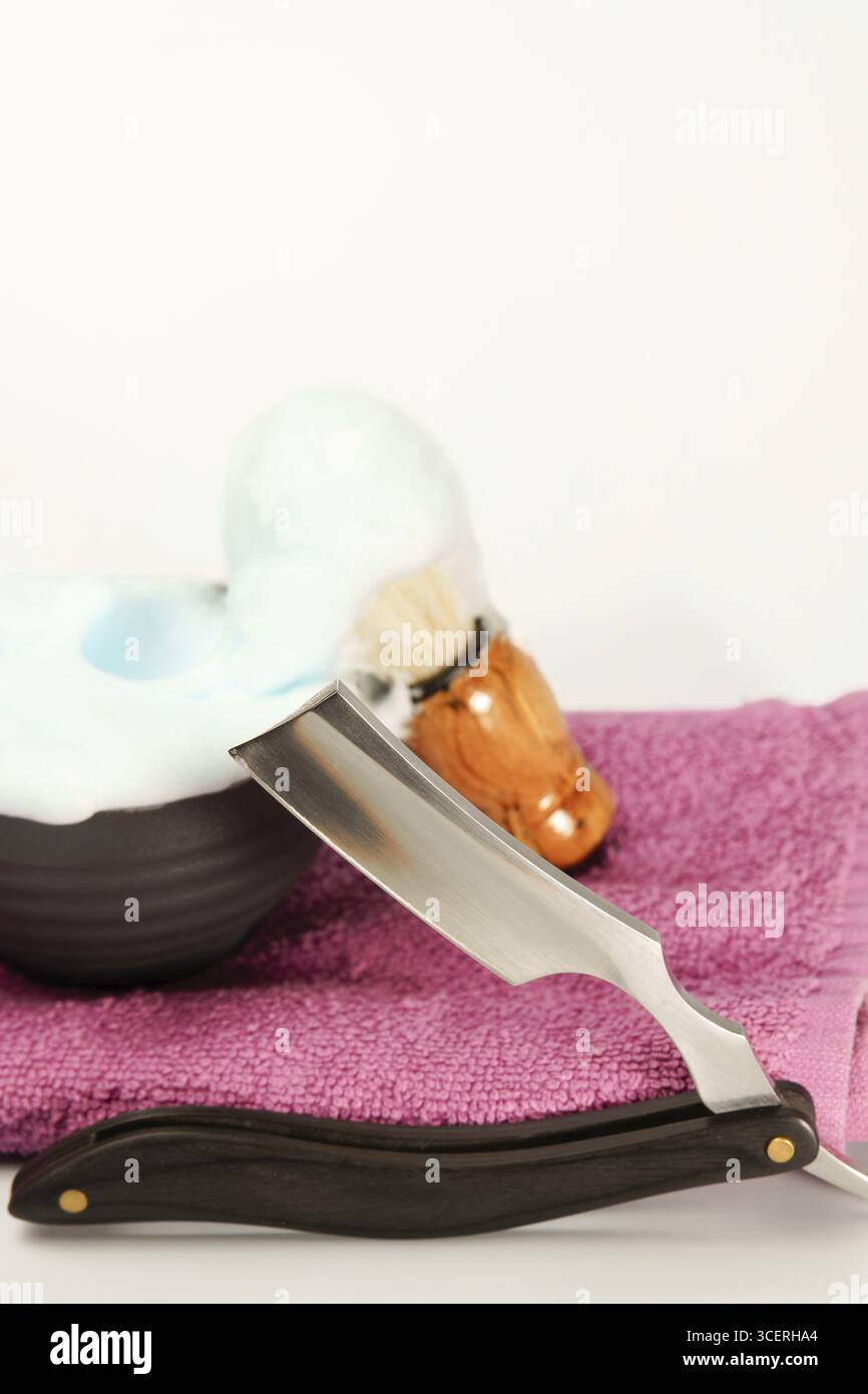 Schiuma da barba, spazzola e rasoio liscio sono pronti per una rasatura perfetta e classica Foto Stock