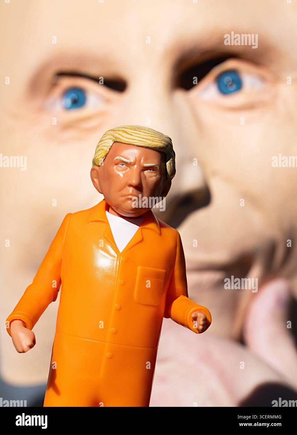 Una persona mascherata da Putin manipola una bambola Trump in arancione, simboleggiando il controllo, il potere e la satira politica. Foto Stock