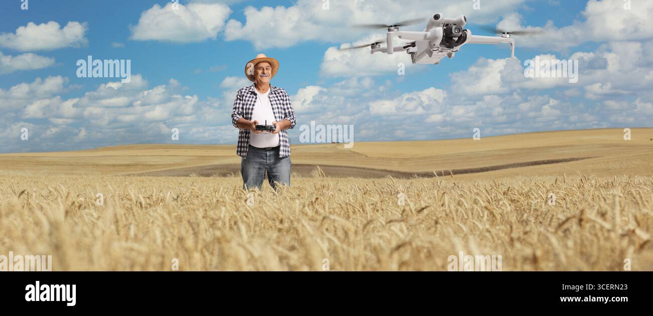 Agricoltore in un campo di grano che vola con un drone, moderno concetto di tecnologia agricola Foto Stock Agricoltore in un campo di grano che vola con un drone, moderno concetto di tecnologia agricola Foto Stock