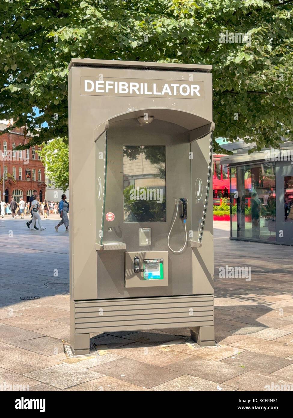 Cardiff, Galles, Regno Unito - 15 agosto 2025: Unità defibrillatore nel centro di Cardiff - Immagine stock catturata con smartphone
