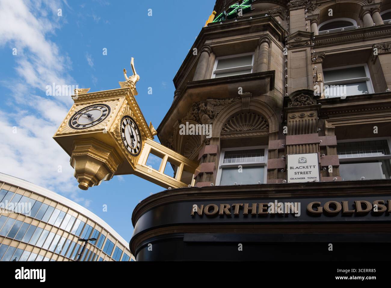 L'orologio e la statuetta d'oro all'angolo di Blackett Street, a Newcastle-upon-Tyne, e sull'edificio Northern Goldsmiths. Foto Stock