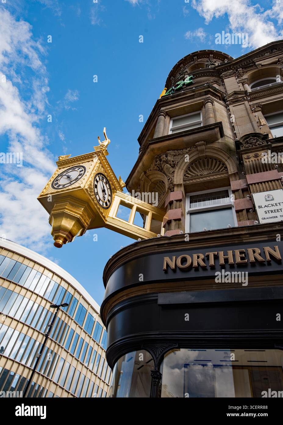 L'orologio e la statuetta d'oro all'angolo di Blackett Street, a Newcastle-upon-Tyne, e sull'edificio Northern Goldsmiths. Foto Stock