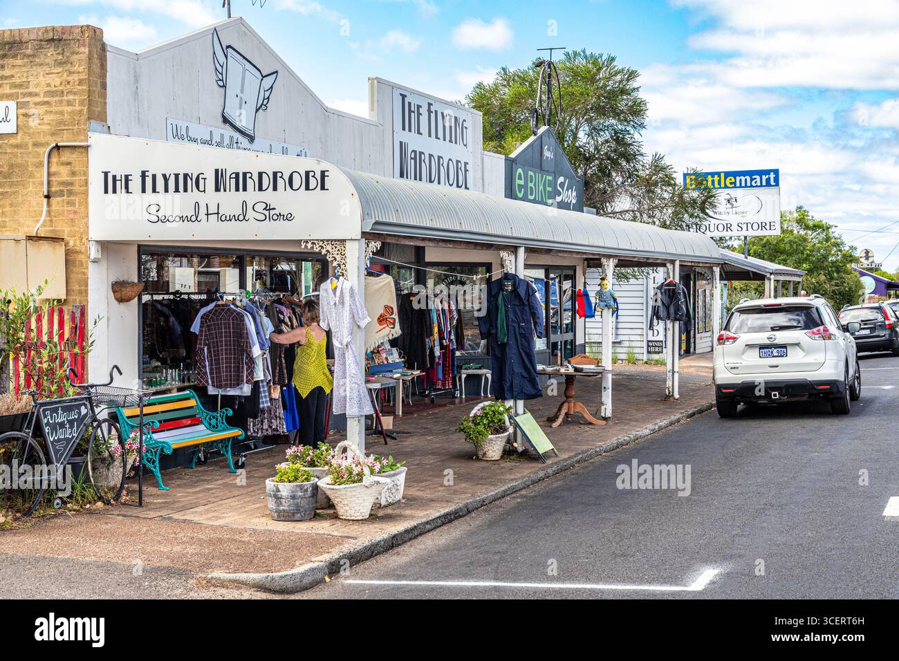 The Flying Wardrobe Second Hand Store accanto alla Bussell Highway, Witchcliffe, Rosa Glen, Margaret River nella regione SW dell'Australia Occidentale WA Foto Stock
