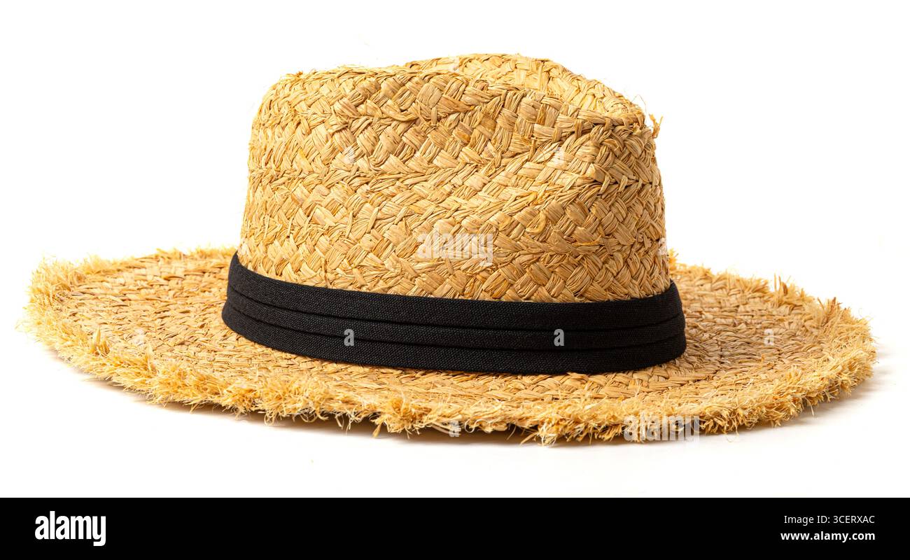 Classico cappello di paglia estivo con nastro nero, isolato su sfondo bianco, perfetto per le giornate calde Foto Stock