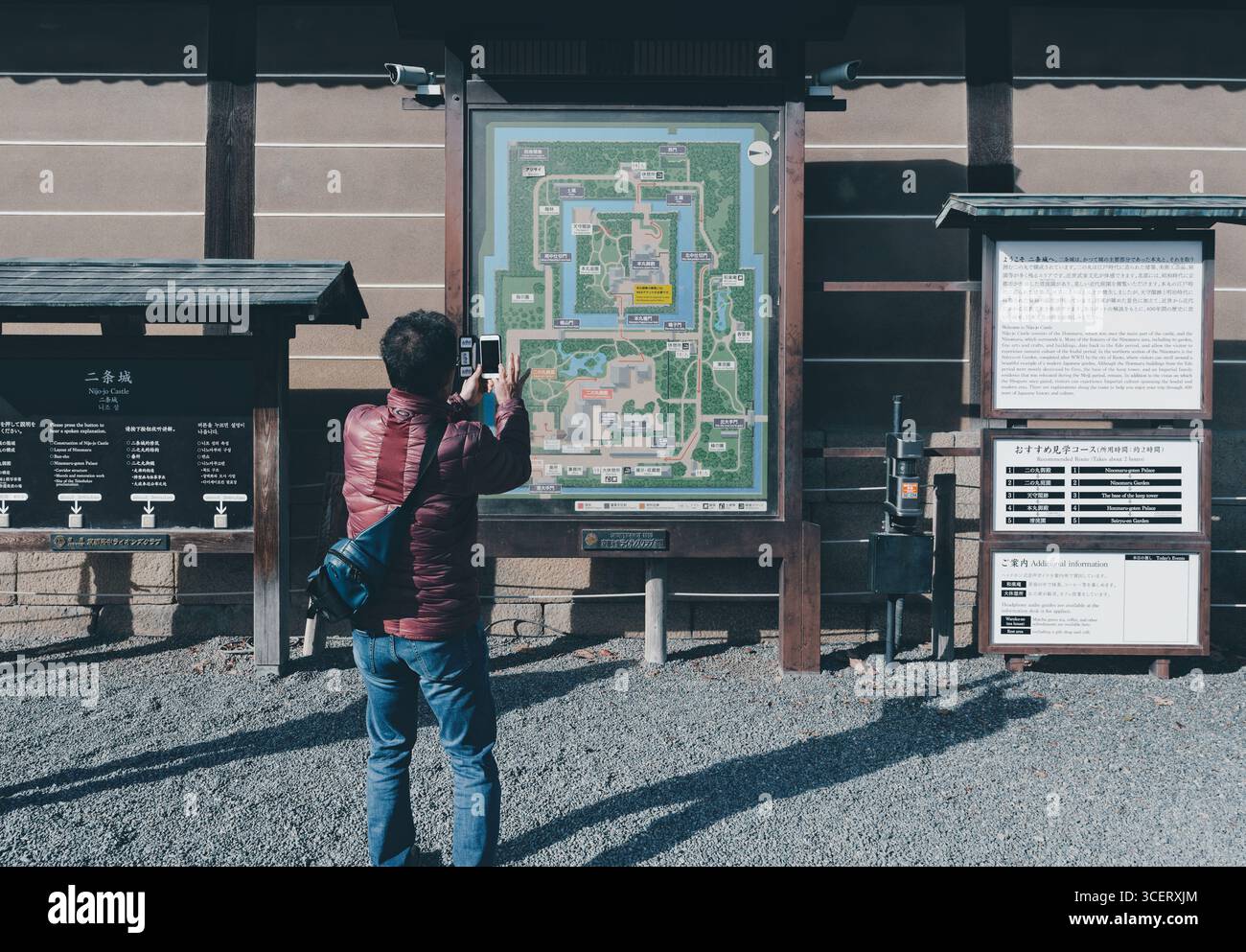 Il turista scatta una foto della mappa del castello Nijo in una mattina d'inverno a Kyoto Foto Stock