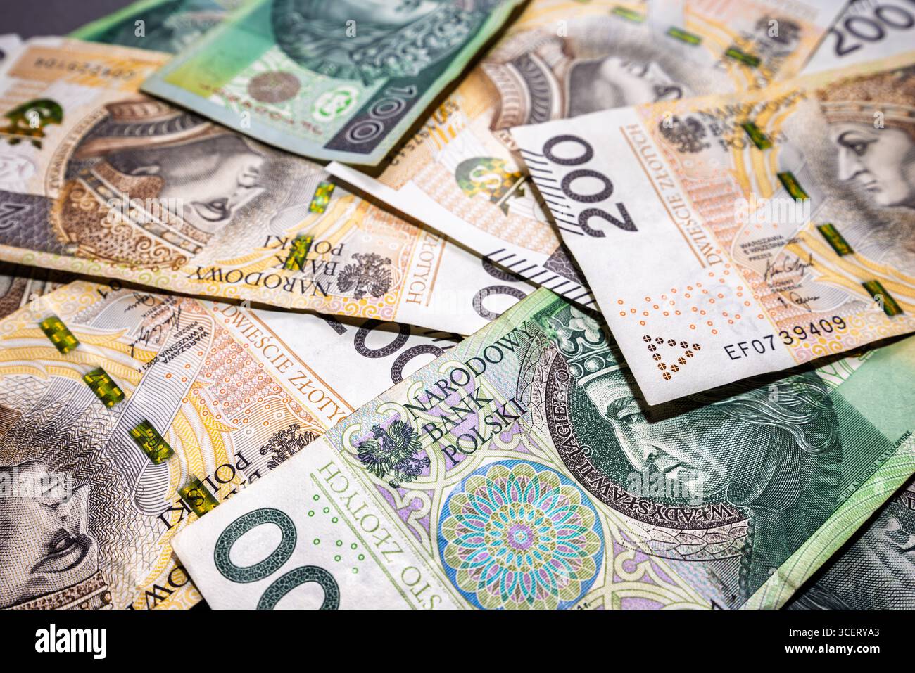 Banconote polacche da centoduecento zloty, disposte a caso. Contesto degli zlotys polacchi. Foto di alta qualità Foto Stock