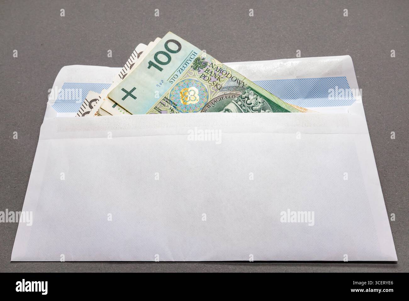 Banconote di valuta polacca in tagli da centoduecento zloty in busta bianca su sfondo grigio. Primo piano zloty polacco. H Foto Stock