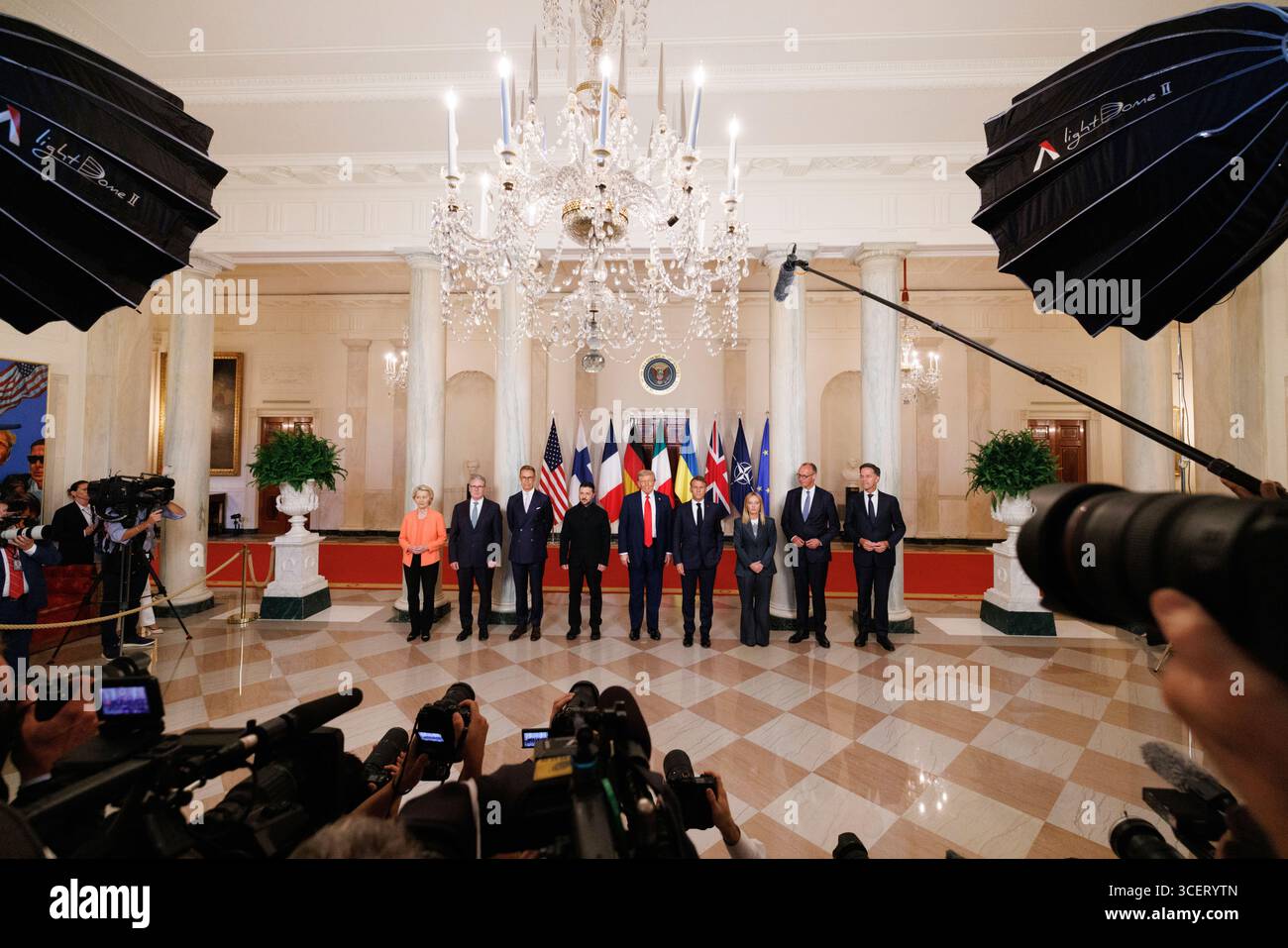 WASHINGTON DC, USA - 18 agosto 2025 - il primo ministro britannico Keir Starmer incontra il presidente ucraino, Volodymyr Zelenskyy, il primo ministro italiano Giorgia Foto Stock