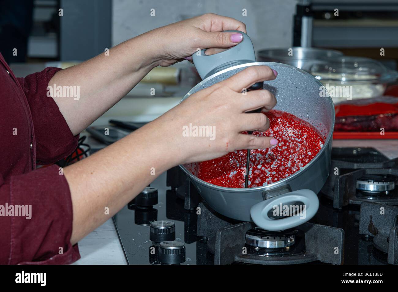 Lo chef misura la temperatura della farcitura dei frutti di bosco. Foto Stock