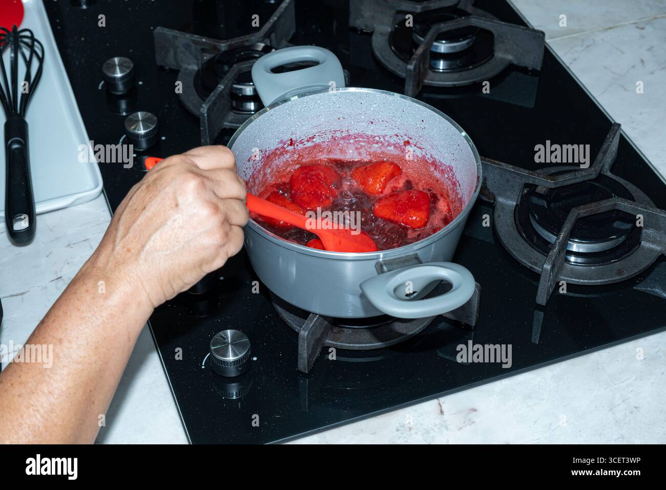 L'assistente dello chef prepara la farcitura per la vista Pie TOP. Foto Stock