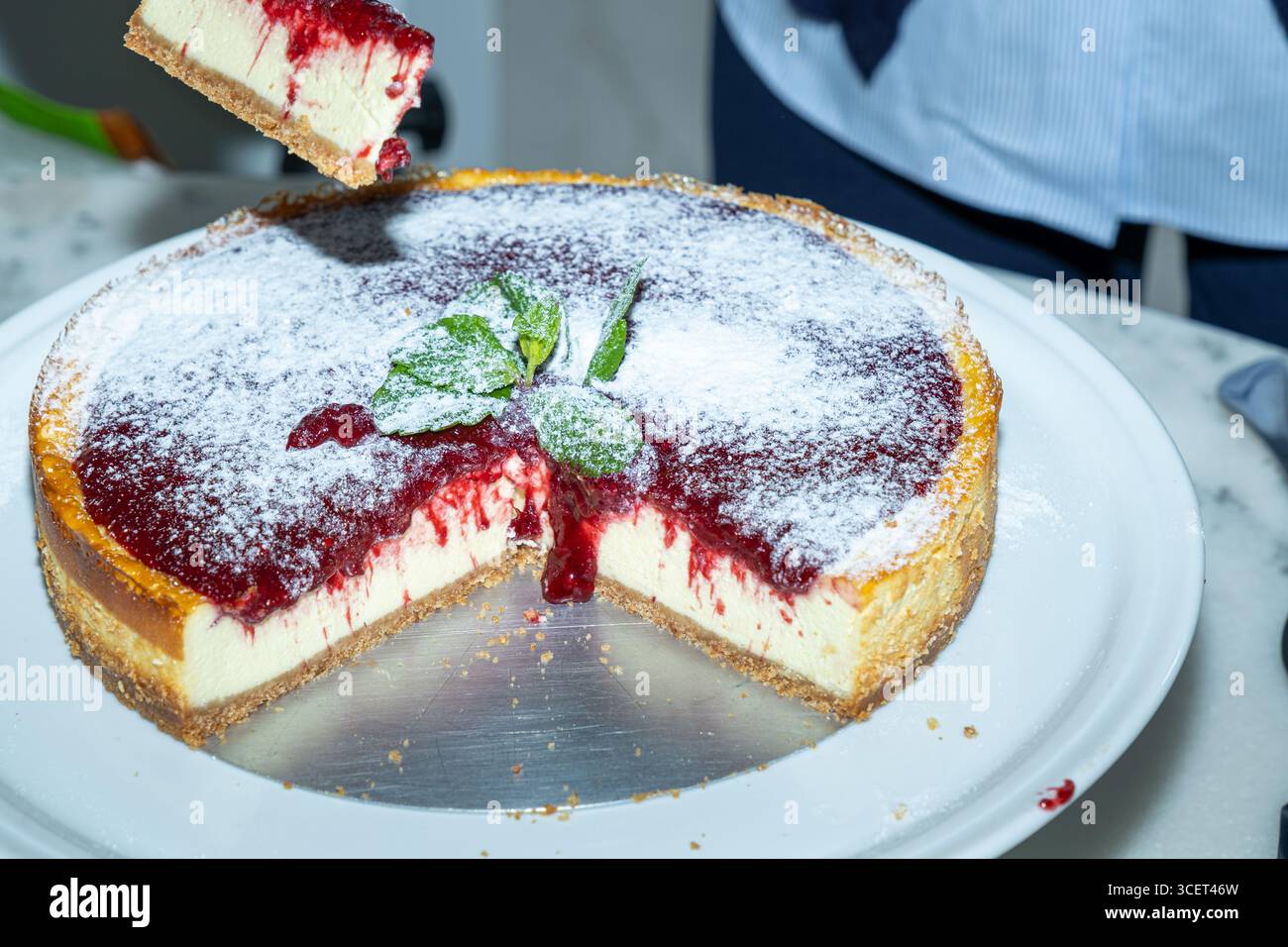 Cheesecake a fette con marmellata di frutti di bosco. Foto Stock