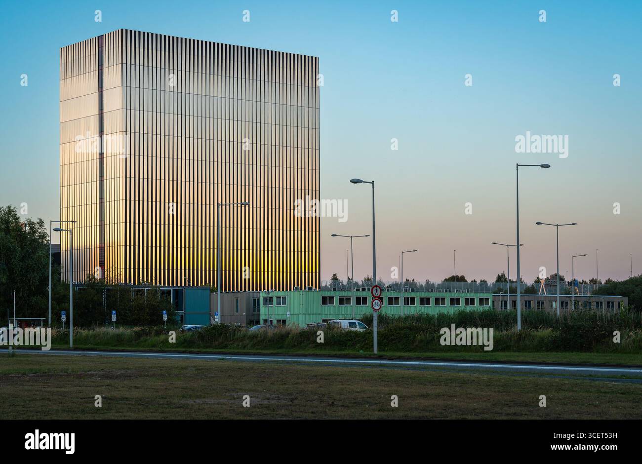 Amsterdam, Paesi Bassi, 18.08.2025, Data Center Tower Equinix AM3 presso Science Park Foto Stock