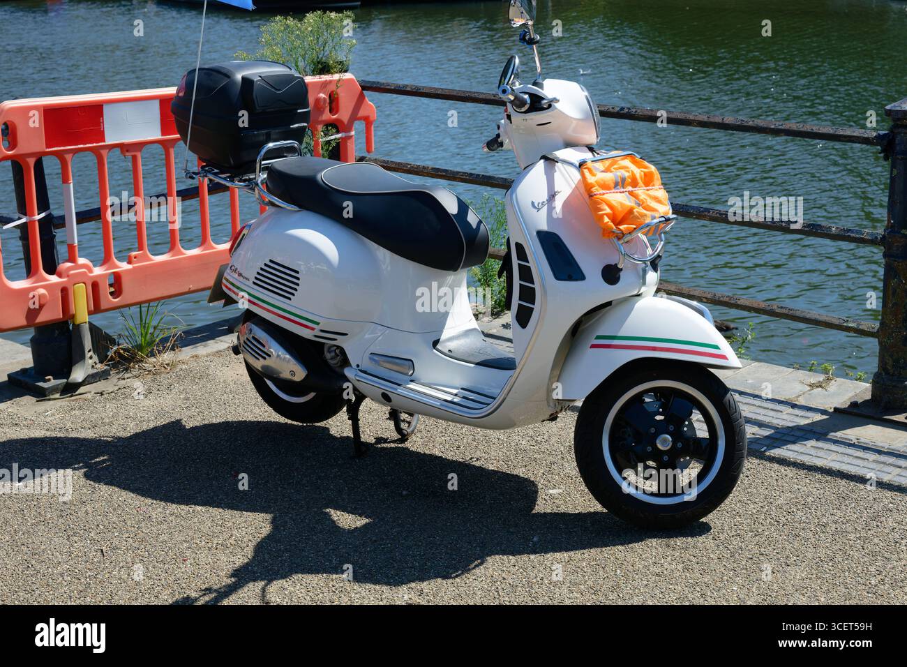 Vespa classica al festival degli anni '60 sul Tamigi, Church Street, Twickenham, Inghilterra Foto Stock
