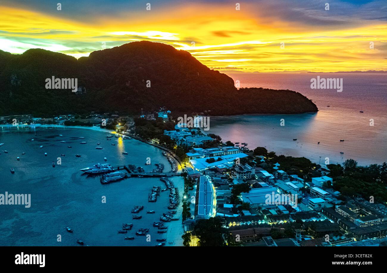 Tramonto sull'isola di Phi Phi nella provincia di Krabi, Thailandia Foto Stock