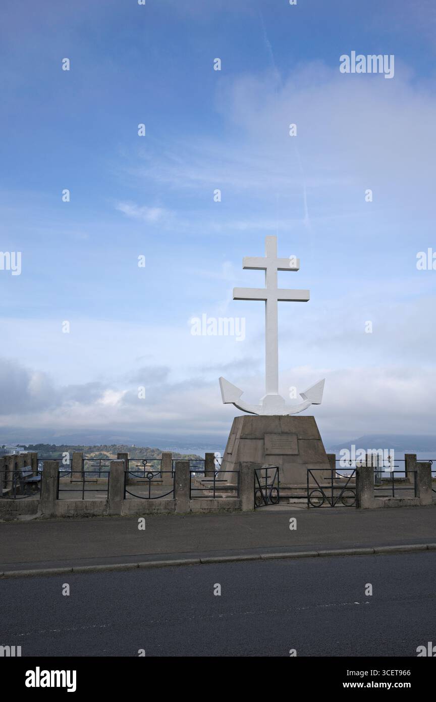 Greenock, Inverclyde, Scozia. 3 ottobre 2014. Lyle Hill Viewpoint alla mappa OS ref NS 256 771. Vista del Free French Memorial su Lyle Road. Foto Stock