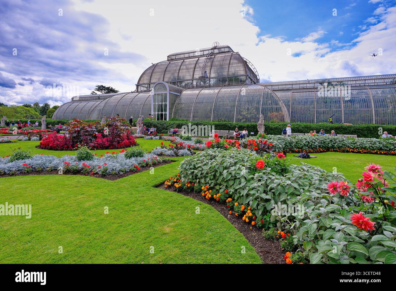 Colorate piante da letto estive in mostra di fronte alla Palm House a Kew Gardens, Londra, Inghilterra Foto Stock