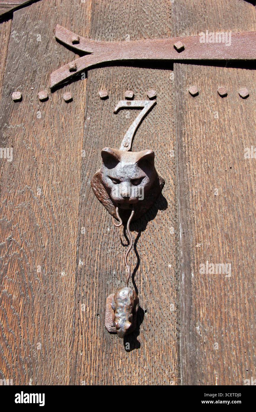 Porta bussante della Crooked House a Lavenham, Regno Unito, costruita nel 1395 e che si dice abbia ispirato la tradizionale filastrocca "There Was a Crooked Man". Foto Stock