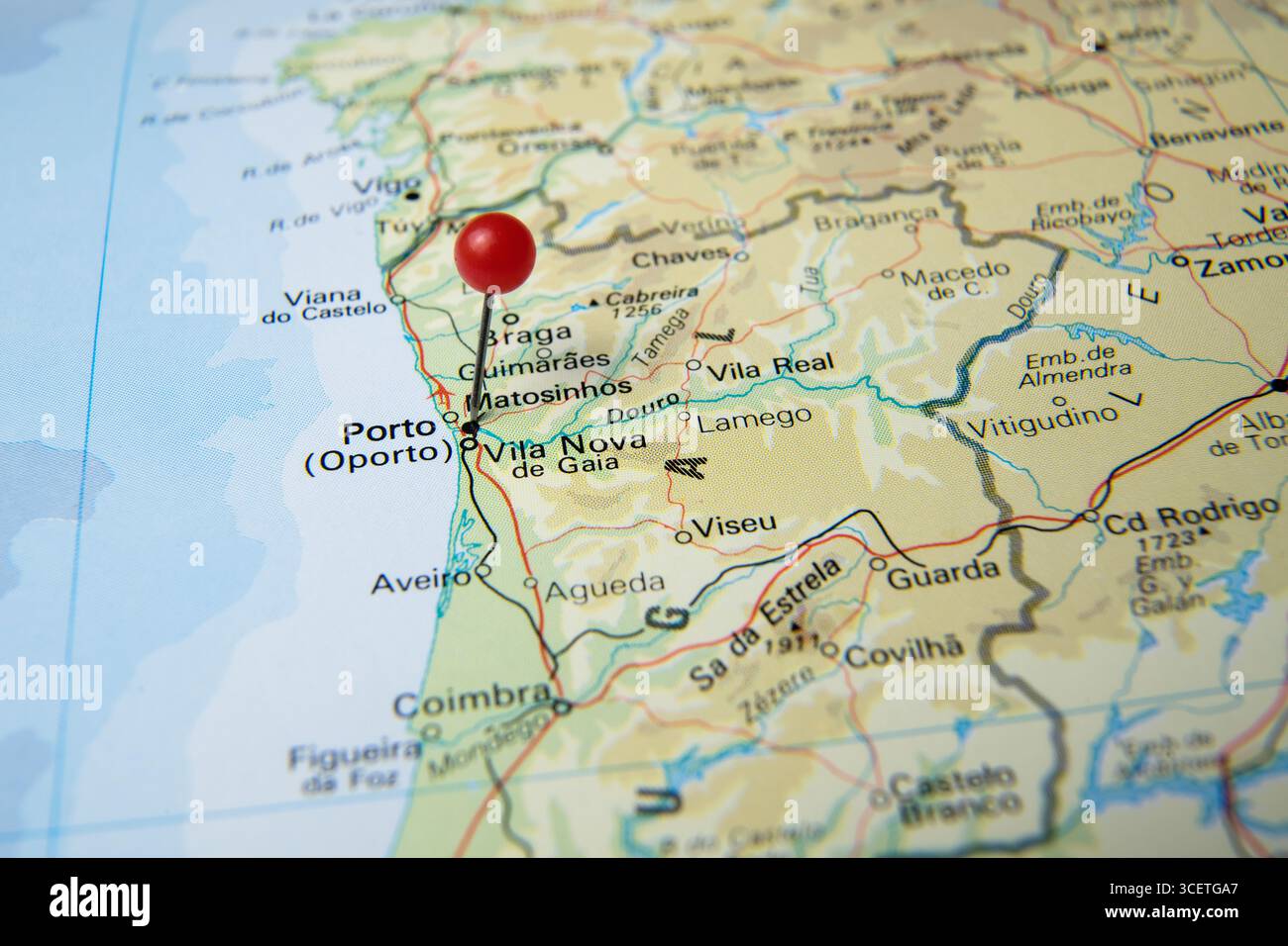 Mappa dell'atlante del Portogallo con una spilla rossa che indica Porto, evidenziando viaggi, geografia e turismo in questa storica città sulla costa atlantica. Foto Stock