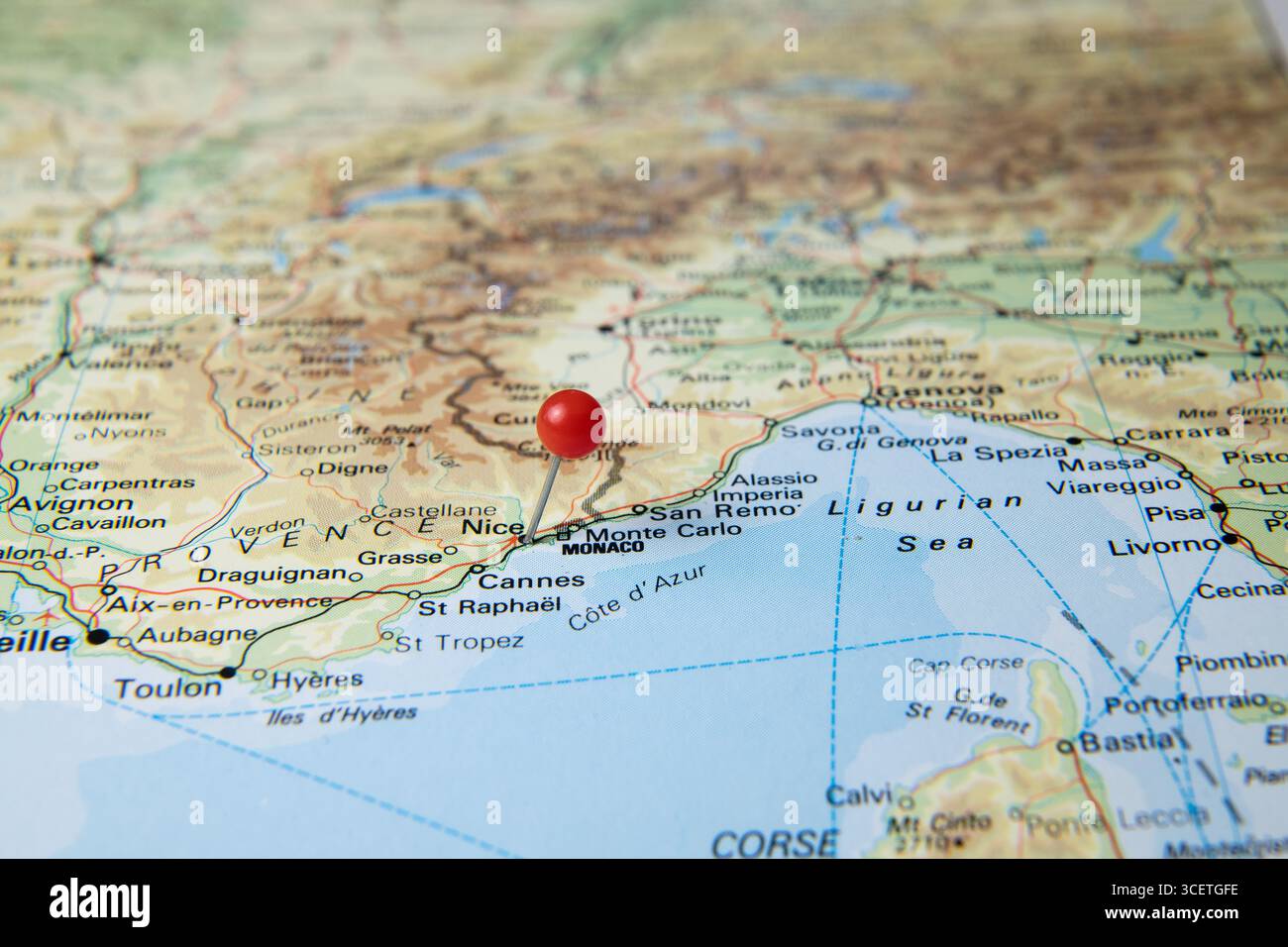 Mappa dell'atlante della Francia meridionale con una spilla rossa che segna Nizza, evidenziando viaggi, turismo e geografia sulla Costa Azzurra lungo il Mediterraneo Foto Stock