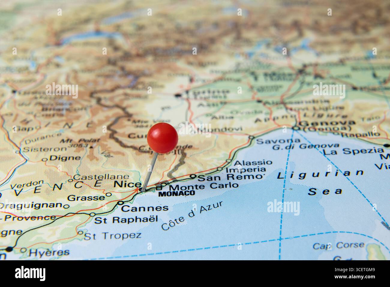 Mappa dell'atlante della Francia meridionale con una spilla rossa che segna Nizza, evidenziando viaggi, turismo e geografia sulla Costa Azzurra lungo il Mediterraneo Foto Stock