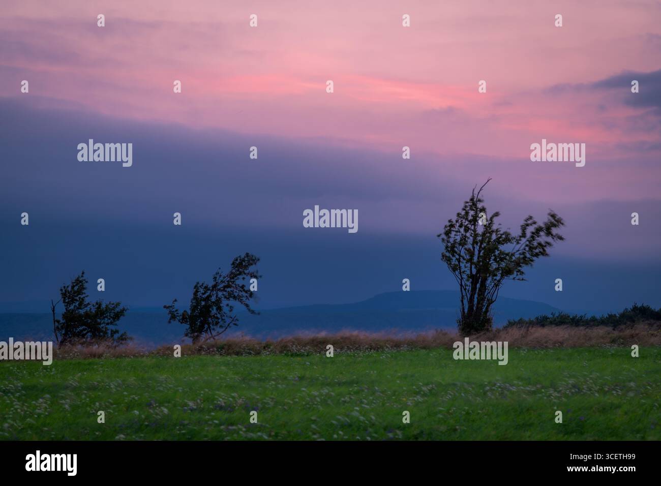 Cielo nuvoloso dell'ora blu sulla cima delle montagne di Krusne al mattino nel villaggio di Naklerov Foto Stock