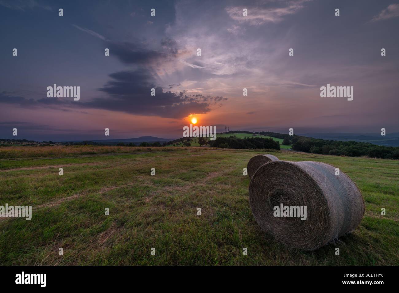 Cielo nuvoloso dell'ora d'oro sulla cima delle montagne di Krusne al mattino nel villaggio di Naklerov Foto Stock