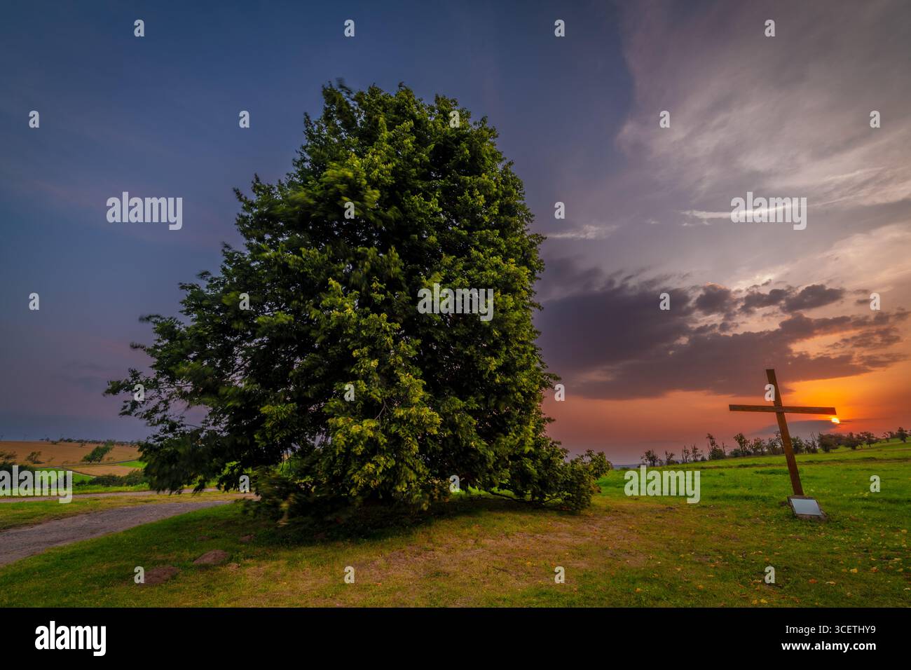 Cielo nuvoloso dell'ora d'oro sulla cima delle montagne di Krusne al mattino nel villaggio di Naklerov Foto Stock