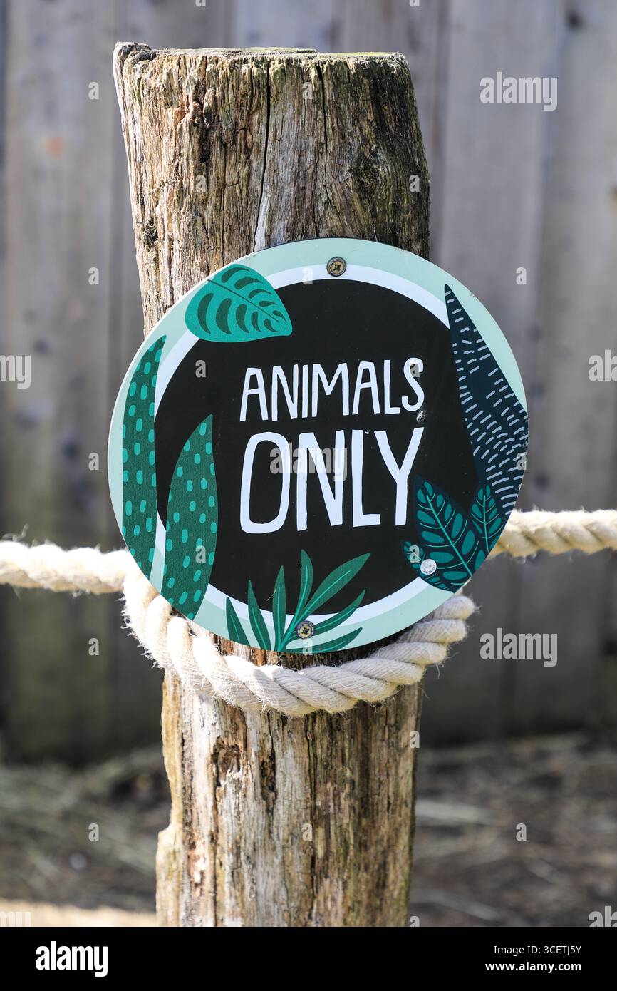 Un cartello con scritto "solo animali" al Peak Wildlife Park, Leek, Staffordshire, Inghilterra, Regno Unito Foto Stock