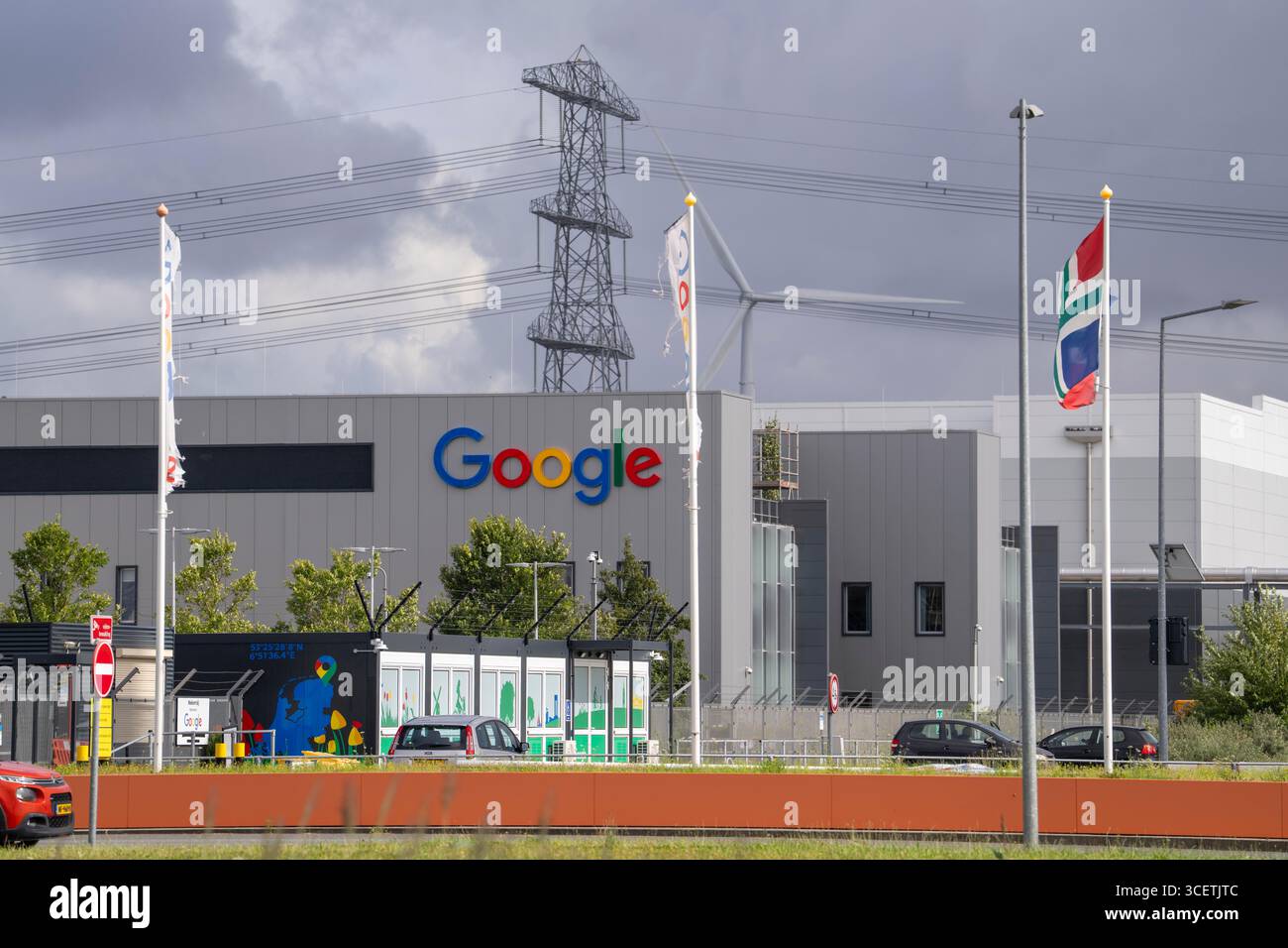 Google Datacenter, un data center di Eemshaven che copre oltre 44 ettari, è in fase di espansione e sarà alimentato da fonti di energia rinnovabili, incluso Foto Stock