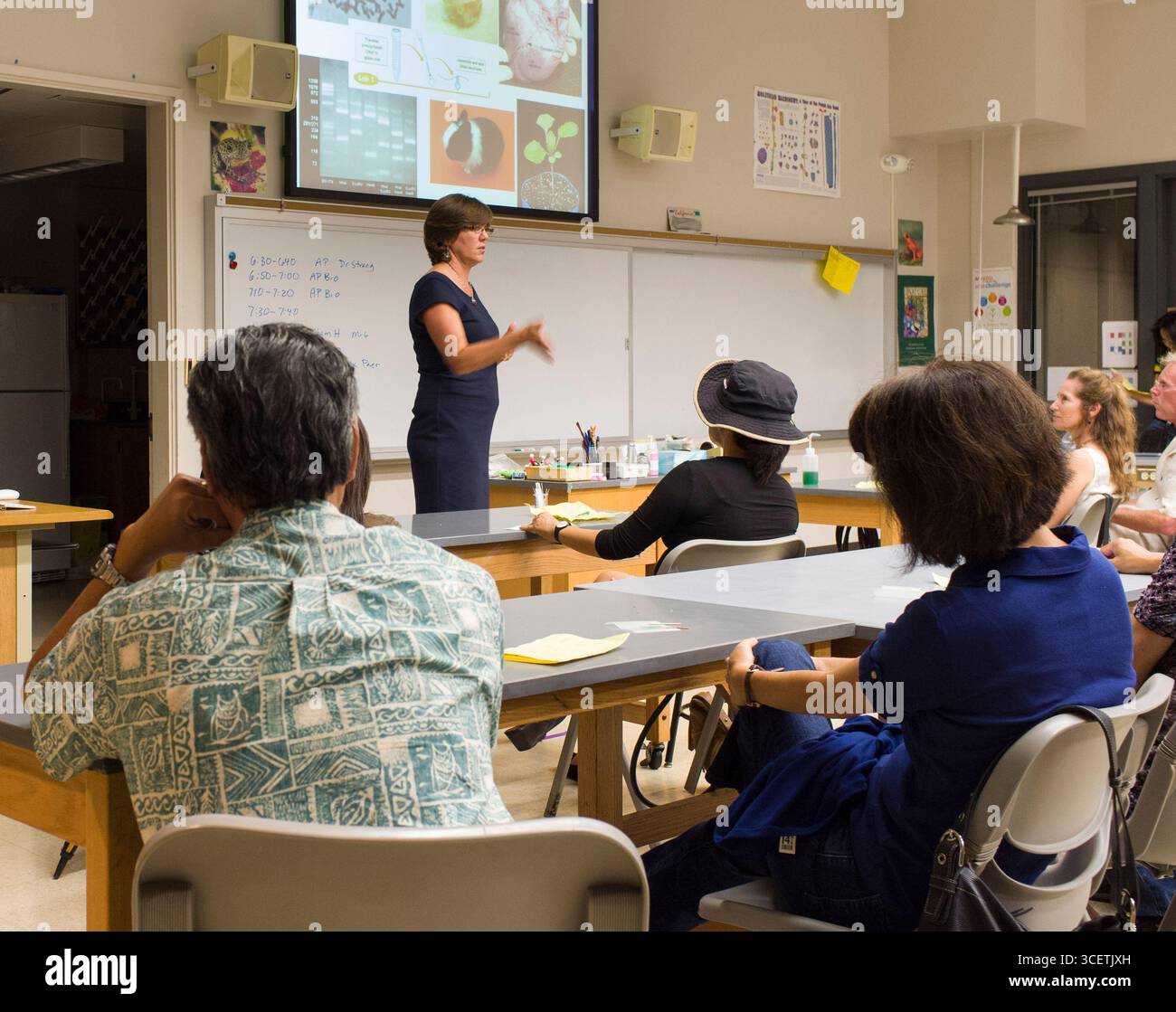 Insegnante femminile di posizionamento avanzato Biologia parlando ai genitori durante la casa aperta a scuola Punahou, Honolulu Oahu, Hawaii, STATI UNITI D'AMERICA Foto Stock