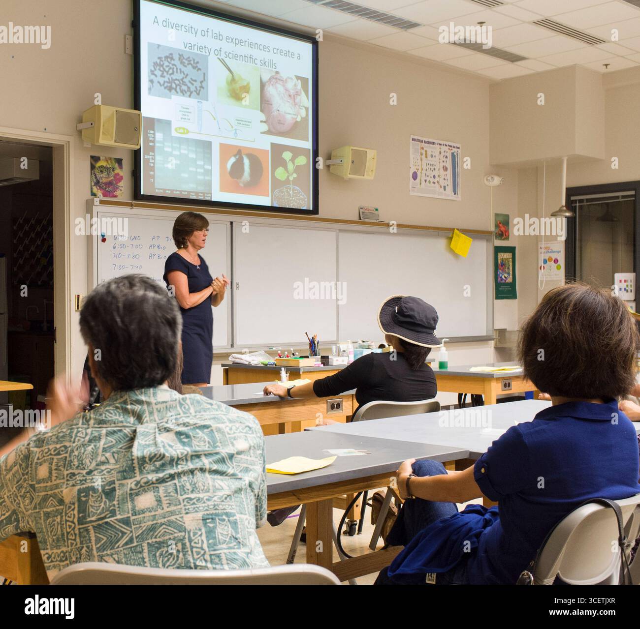 Insegnante femminile di posizionamento avanzato Biologia parlando ai genitori durante la casa aperta a scuola Punahou, Honolulu Oahu, Hawaii, STATI UNITI D'AMERICA Foto Stock