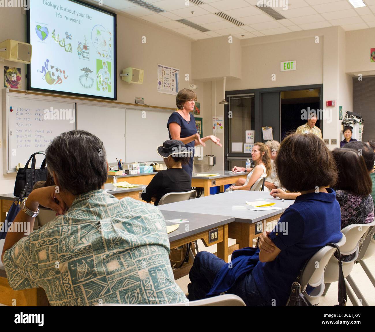 Insegnante femminile di posizionamento avanzato Biologia parlando ai genitori durante la casa aperta a scuola Punahou, Honolulu Oahu, Hawaii, STATI UNITI D'AMERICA Foto Stock