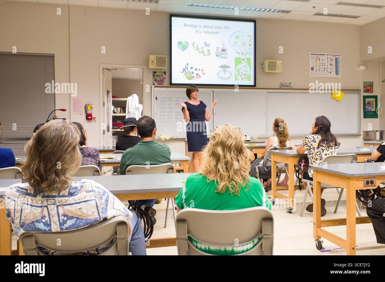 Insegnante femminile di posizionamento avanzato Biologia parlando ai genitori durante la casa aperta a scuola Punahou, Honolulu Oahu, Hawaii, STATI UNITI D'AMERICA Foto Stock