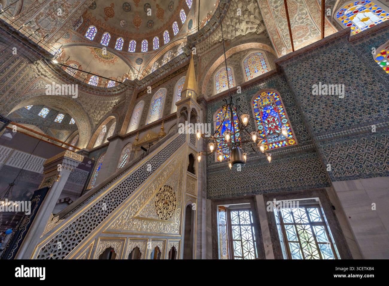 Il Pulpito e la bellezza delle vetrate della Moschea Blu, Istanbul, Turchia Foto Stock