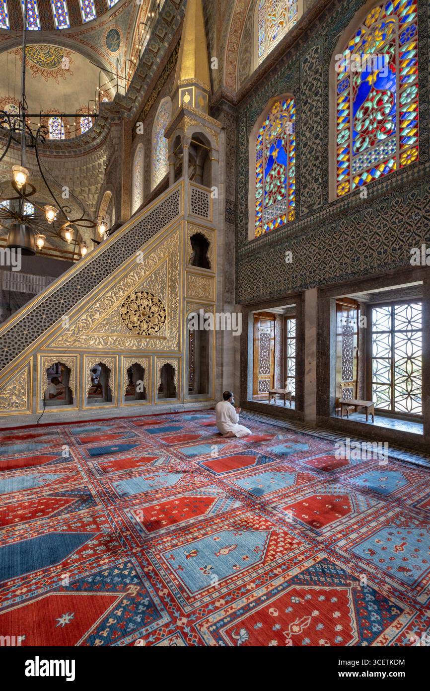 Il Pulpito e la bellezza delle vetrate della Moschea Blu, Istanbul, Turchia Foto Stock