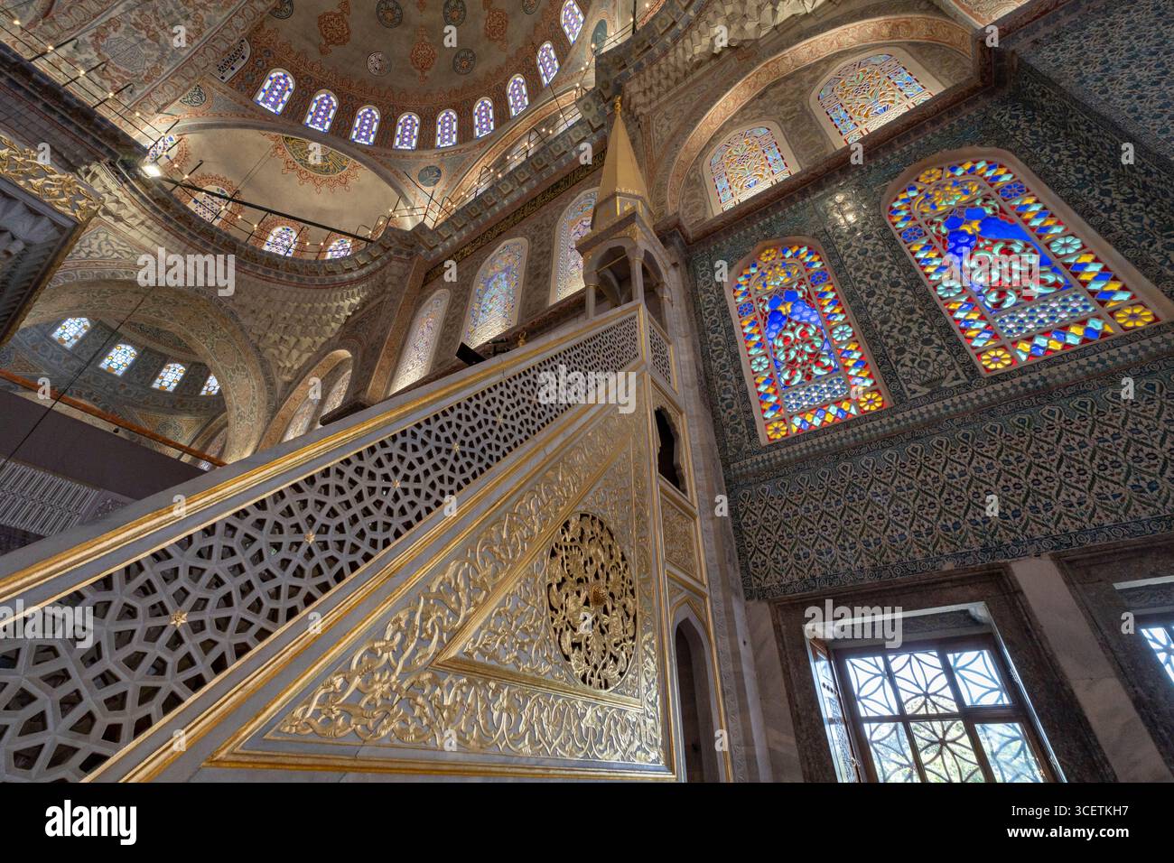 Il Pulpito e la bellezza delle vetrate della Moschea Blu, Istanbul, Turchia Foto Stock