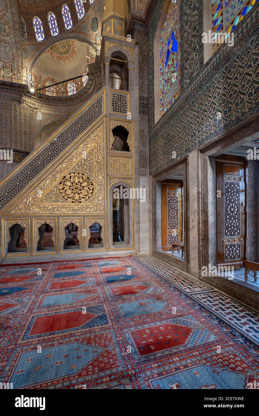 Il Pulpito e la bellezza delle vetrate della Moschea Blu, Istanbul, Turchia Foto Stock