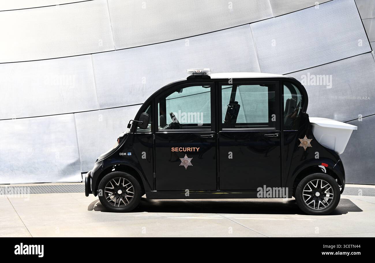 LOS ANGELES, CALIFORNIA - 25 LUGLIO 2025: Veicolo di sicurezza del Music Center parcheggiato presso la Disney Concert Hall. Foto Stock