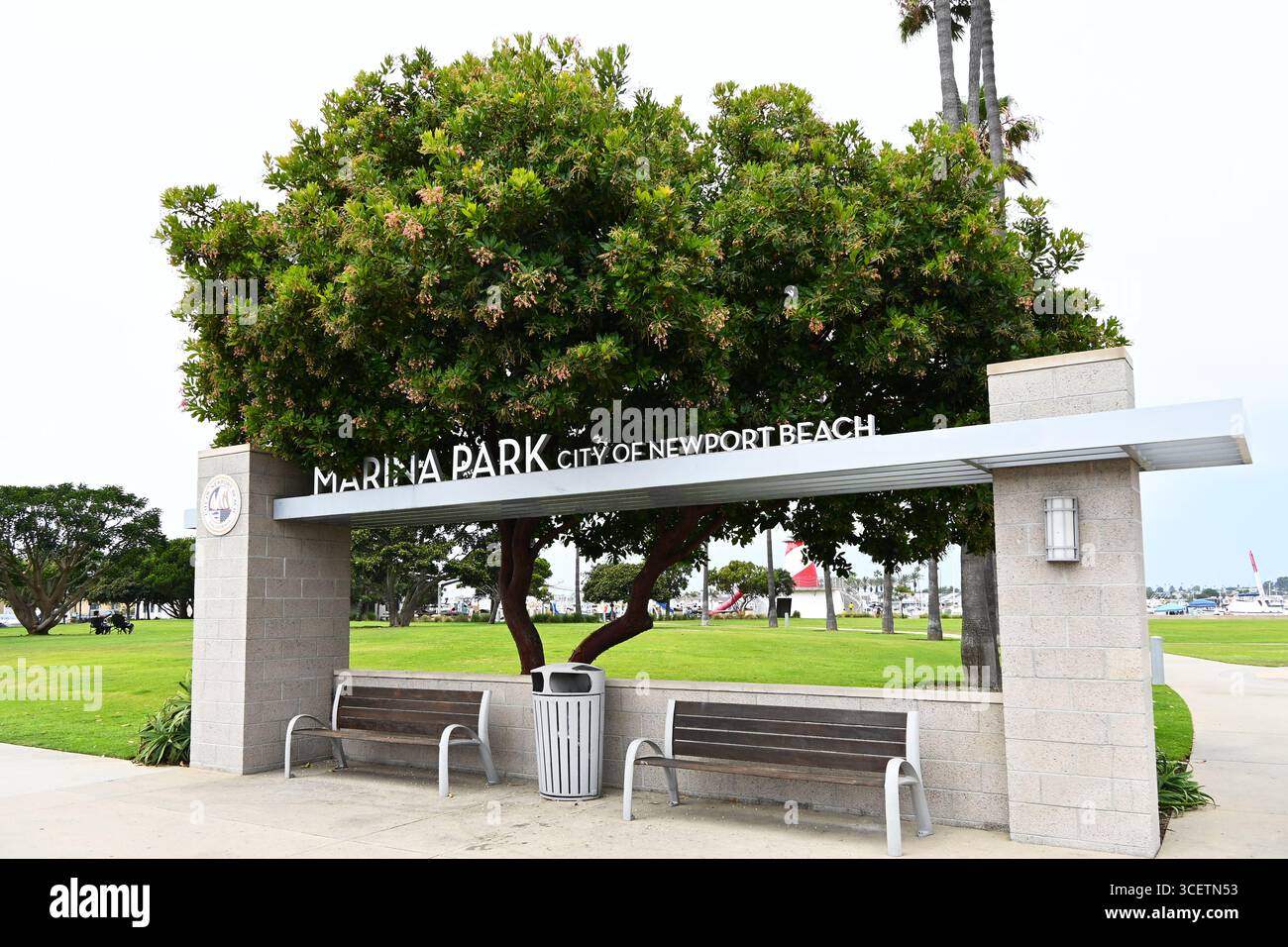 NEWPORT BEACH, CALIFORNIA - 14 agosto 2025: Cartello all'ingresso del Marina Park sulla penisola di Balboa. Foto Stock