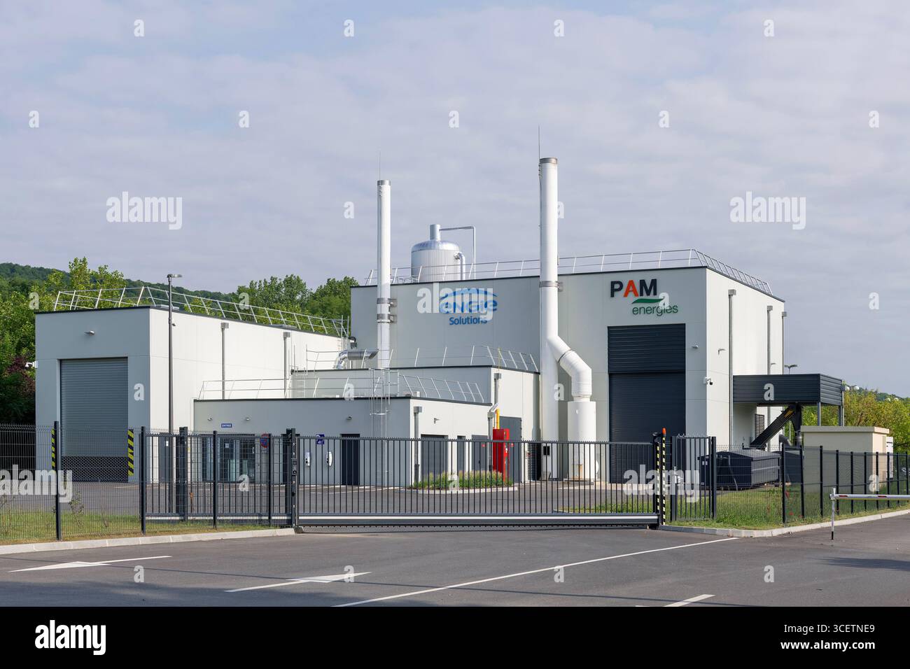 Pont-à-Mousson, Francia - Vista della sala caldaia a biomassa collegata alla rete di teleriscaldamento. Foto Stock